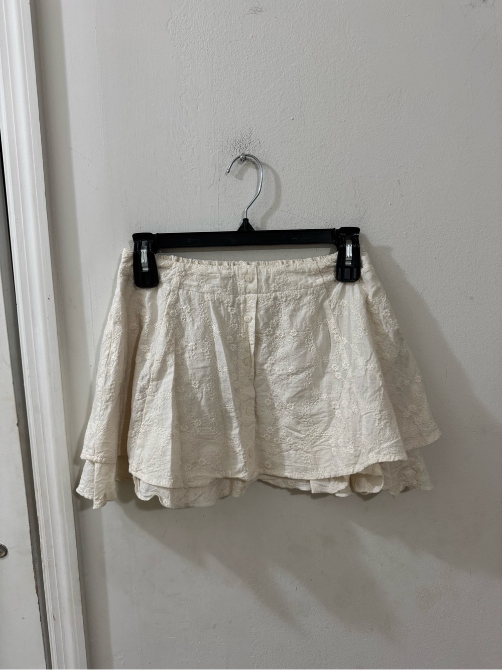 Lulu’s Cream Lace Tiered Mini Skirt, size XS